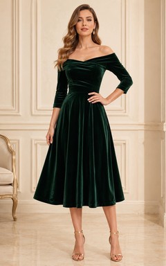 Robe mi-longue en velours vert foncé à épaules dénudées et manches longues, coupe trapèze, longueur thé