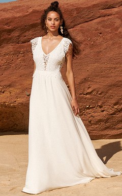 Vestido de novia informal de gasa con escote en V, espalda baja en V y top de encaje.