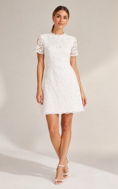 Vestido corto de encaje blanco de manga corta y cuello alto estilo A para invitada
