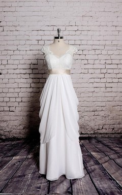Langes Chiffonkleid in A-Linie mit kurzen Ärmeln, V-Ausschnitt und Satinband