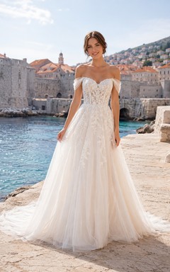 Robe de mariée romantique en dentelle et tulle, épaules dénudées, coupe trapèze, pour une destination au bord de l'eau