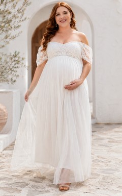 Weißes Umstandskleid in Übergröße mit schulterfreiem Oberteil aus Chiffon und Empire-Stil