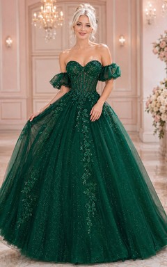 Vestido de gala romántico de encaje y tul con escote corazón y hombros descubiertos, color esmeralda, ideal para quinceañeras.