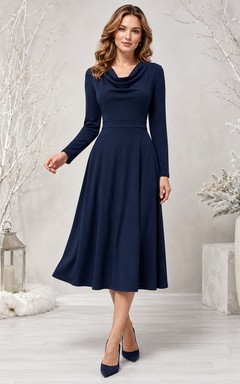 Robe d'hiver simple, coupe trapèze, manches longues et décolleté rond, en jersey bleu marine, longueur midi.