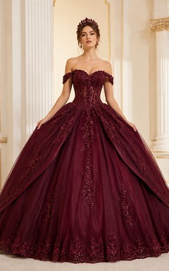 Elegante vestido de fiesta largo hasta el suelo de encaje y tul color borgoña con escote corazón y hombros descubiertos, ideal para quinceañeras o fiestas de graduación.