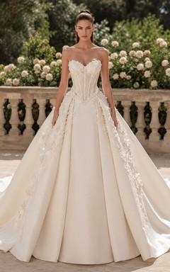 Robe de bal bustier en dentelle luxueuse avec traîne cathédrale, robe de mariée princesse