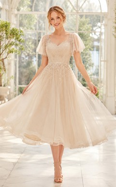 Vintage Brautjungfernkleid aus Spitze, A-Linie, Teelänge, V-Ausschnitt, kurzen Ärmeln und Spitze, im Stil von Heirloom Petal Champagne