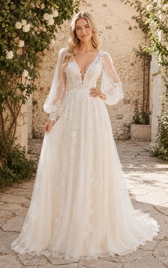 Robe de mariée longue en tulle à décolleté plongeant, manches longues, ornée d'appliques de dentelle, dos nu en V profond, coupe trapèze et traîne.