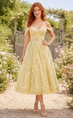 Robe romantique de jardin en dentelle florale à motifs de jonquilles, épaules dénudées, coupe trapèze, longueur thé.