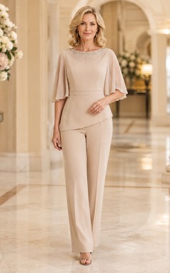 Champagnerfarbener, schlichter Chiffon-Cape-Hosenanzug mit geradem Bein und drapierten Ärmeln in Ellbogenlänge für die Mutter der Braut