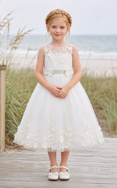 Robe de demoiselle d'honneur en tulle, coupe trapèze, sans manches, longueur thé, en dentelle florale, avec ceinture, idéale pour un mariage à la plage.