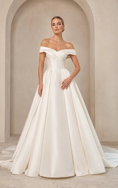 Elegantes Satin-Ballkleid mit schulterfreiem Schnitt, kurzen Ärmeln, Kapellenschleppe und strukturierten Falten – ein perfektes Brautkleid für die Villa.