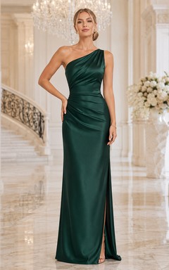 Elegantes, schlichtes Brautjungfernkleid in Dunkelgrün mit One-Shoulder-Ausschnitt, ärmellos, bodenlang, mit Schlitz, Raffungen und Reißverschluss am Rücken.