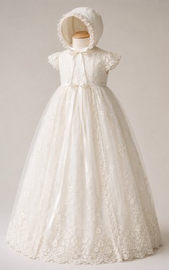 Robe de baptême vintage, robe de princesse pudique à manches courtes en tulle et dentelle, traîne au sol et bonnet assorti, couleur ivoire.