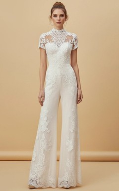 Elegante mono de novia de encaje con cuello alto, mangas cortas y pantalón de pierna ancha.
