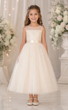 Vestido de niña de flores de tul con tirantes ilusión y cintura de satén, largo hasta la rodilla.