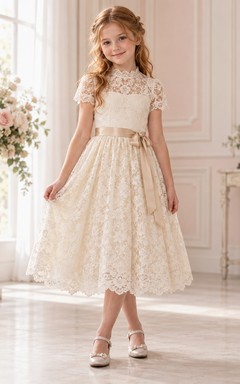 Vestido de niña de flores de corte A, largo hasta la rodilla, cuello alto, estampado floral color marfil, encaje, mangas cortas y fajín color champán.