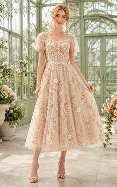 Champagnerfarbenes, romantisches Chiffonkleid in A-Linie mit eckigem Ausschnitt, Puffärmeln und Blumenmuster in Teelänge