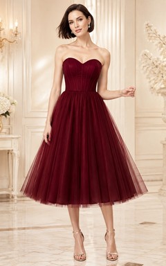 Burgunderfarbenes, ärmelloses Cocktailkleid aus Satin mit Herzausschnitt und A-Linien-Schnitt in Teelänge