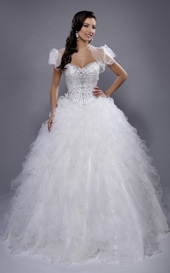 Organza-Ballkleid mit Herzausschnitt, Illusionscape und Kaskadenrüschen