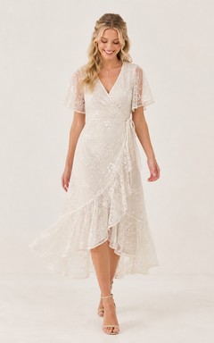 Vestido de novia bohemio de manga corta con escote en V asimétrico y volantes de encaje