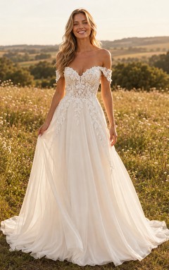Robe de mariée champêtre romantique à épaules dénudées, manches courtes, ornée d'appliqués floraux, en tulle, coupe trapèze et traîne.