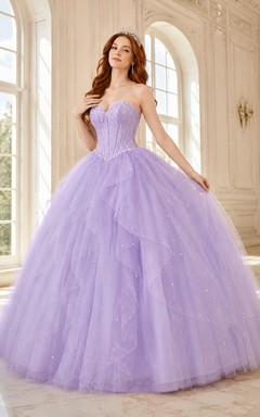 Robe de bal de princesse romantique lavande sans bretelles, décolleté cœur, ornée de perles et de tulle à volants, idéale pour une quinceañera.