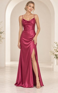 Vestido de dama de honor sencillo, color frambuesa, corte recto, de satén, con tirantes finos, fruncido y abertura lateral, largo hasta el suelo.