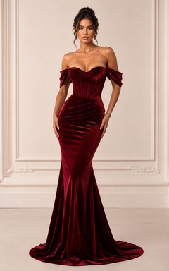 Vestido de fiesta de terciopelo rojo oscuro estilo sirena con corpiño de corsé con escote corazón.