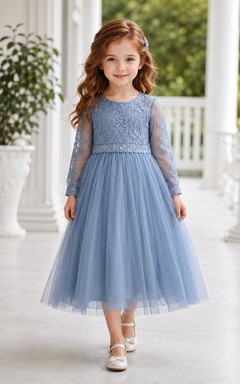 Blaues A-Linien-Kleid aus Tüllspitze für Blumenmädchen mit kurzen Ärmeln, V-Ausschnitt, wadenlangem Rock und Schleifendetail.