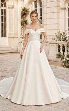 Robe de mariée élégante en satin, bustier cœur, coupe trapèze, style chapelle, pour une cérémonie en cour de cour.