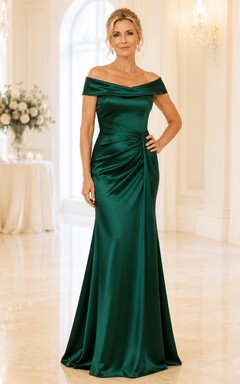 Robe sirène en satin vert foncé pour la mère de la mariée, épaules dénudées, longueur au sol avec fronces