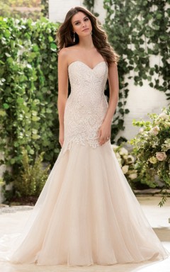 Meerjungfrauenkleid mit Herzausschnitt, floralen Applikationen und tiefer Taille