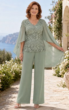 Romantischer, salbeigrüner Cape-Tunika-Hosenanzug mit Muschelsaum, weitem Bein, Dreiviertelärmeln und fließenden Chiffon-Seitenteilen – perfekt für die Mutter der Braut.
