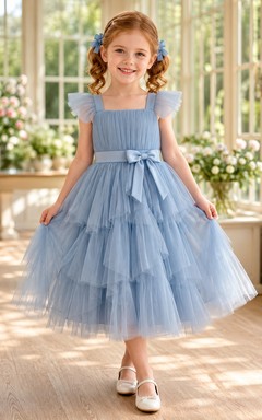 Gestuftes Tüllkleid in A-Linie für Blumenmädchen mit Schleife, kurzen Ärmeln, Rundhalsausschnitt, wadenlangem Rock und Schleifendetail.