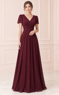 Vestido de dama de honor largo hasta el suelo, de gasa fruncida, con escote en V y mangas con volantes, color burdeos discreto.