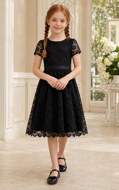 Vestido de niña de flores negro vintage de encaje con mangas cortas y fajín, corte A, largo hasta la rodilla.