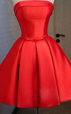 Trägerloses rotes kurzes Ballkleid mit Falten