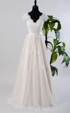 Robe de mariée en tulle, dentelle et satin à manches courtes et dos nu en V
