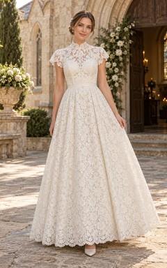 Vestido de novia de cuello alto, discreto, con encaje floral, mangas cortas, largo hasta los tobillos y falda acampanada con borde festoneado.