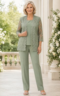 Eleganter, dreiteiliger Hosenanzug in Salbeigrün mit geradem Bein, geradem Saum und knöchellanger Hose – perfekt für die Mutter der Braut.