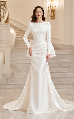 Robe de mariée élégante et moderne en satin satiné, fourreau long, style bateau, avec nœud papillon.