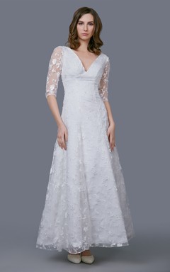 Vintage langes Spitzenkleid mit V-Ausschnitt, langen Ärmeln und A-Linien-Schnitt sowie Falten