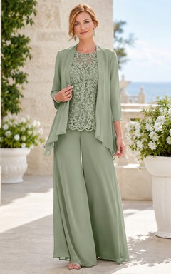 Salbeigrüner, eleganter Palazzo-Hosenanzug für die Mutter der Braut, bestehend aus einem floralen Spitzenoberteil mit Rundhalsausschnitt, einer taillierten Dreivierteljacke und extraweiten Hosen.