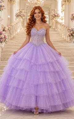 Vestido de fiesta largo de quinceañera sin tirantes, escote corazón y volantes, de tul color lavanda.