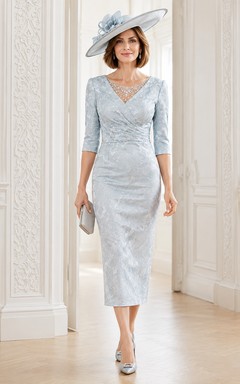 Robe de mariée bleu ciel en dentelle, fourreau, manches 3/4, col en V, longueur genou