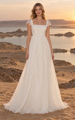 Vestido de novia sencillo de gasa con cuello cuadrado, mangas cortas, cintura fruncida y cola de barrido.