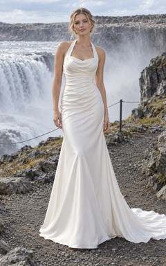 Vestido de novia de charmeuse estilo sirena con escote halter, cuello drapeado y torso fruncido.