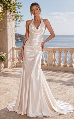 Vestido de novia formal con escote halter, corte A y cola larga para ceremonia.