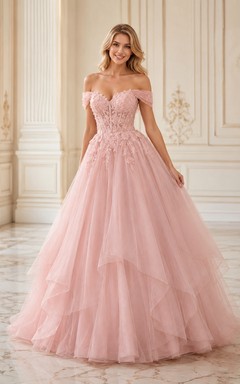 Vestido de gala largo hasta el suelo de tul con corsé rosa rubor y hombros descubiertos, estilo romántico.